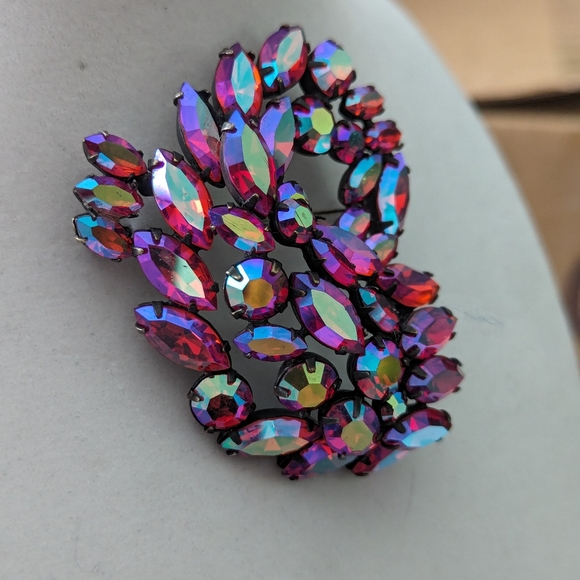 Vintage Regency Aurora Borealis Fuchsia Brooch and Earrings Set - Picture 5 of 11